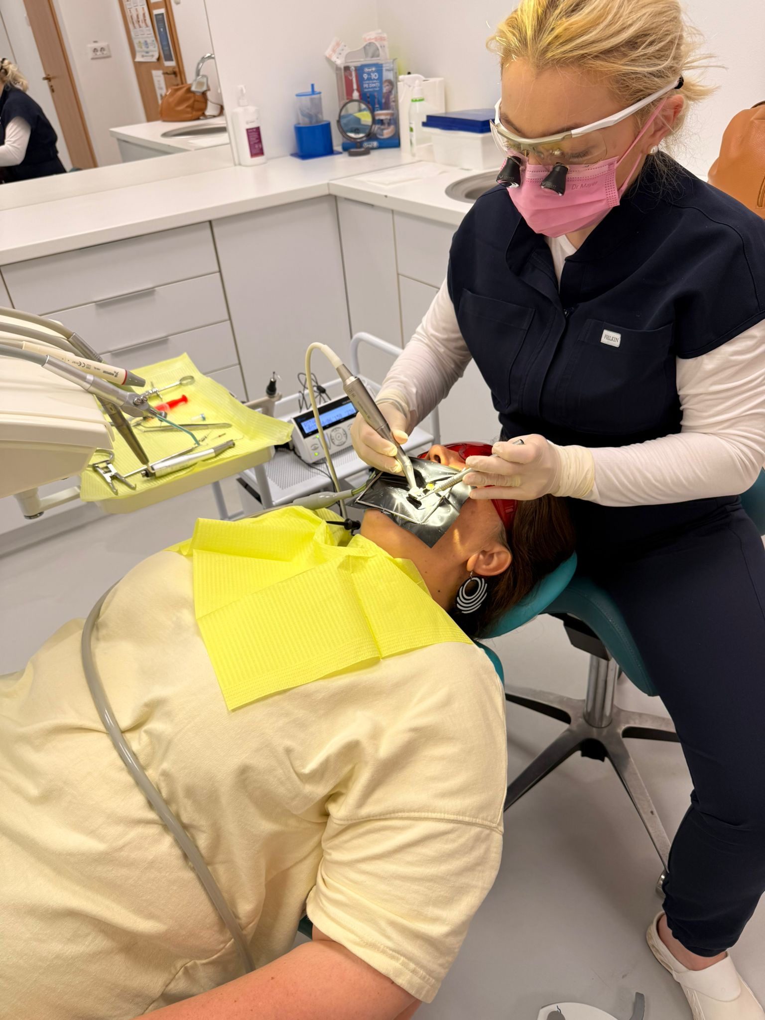 Procedură dentară de precizie la clinica Stomapoint