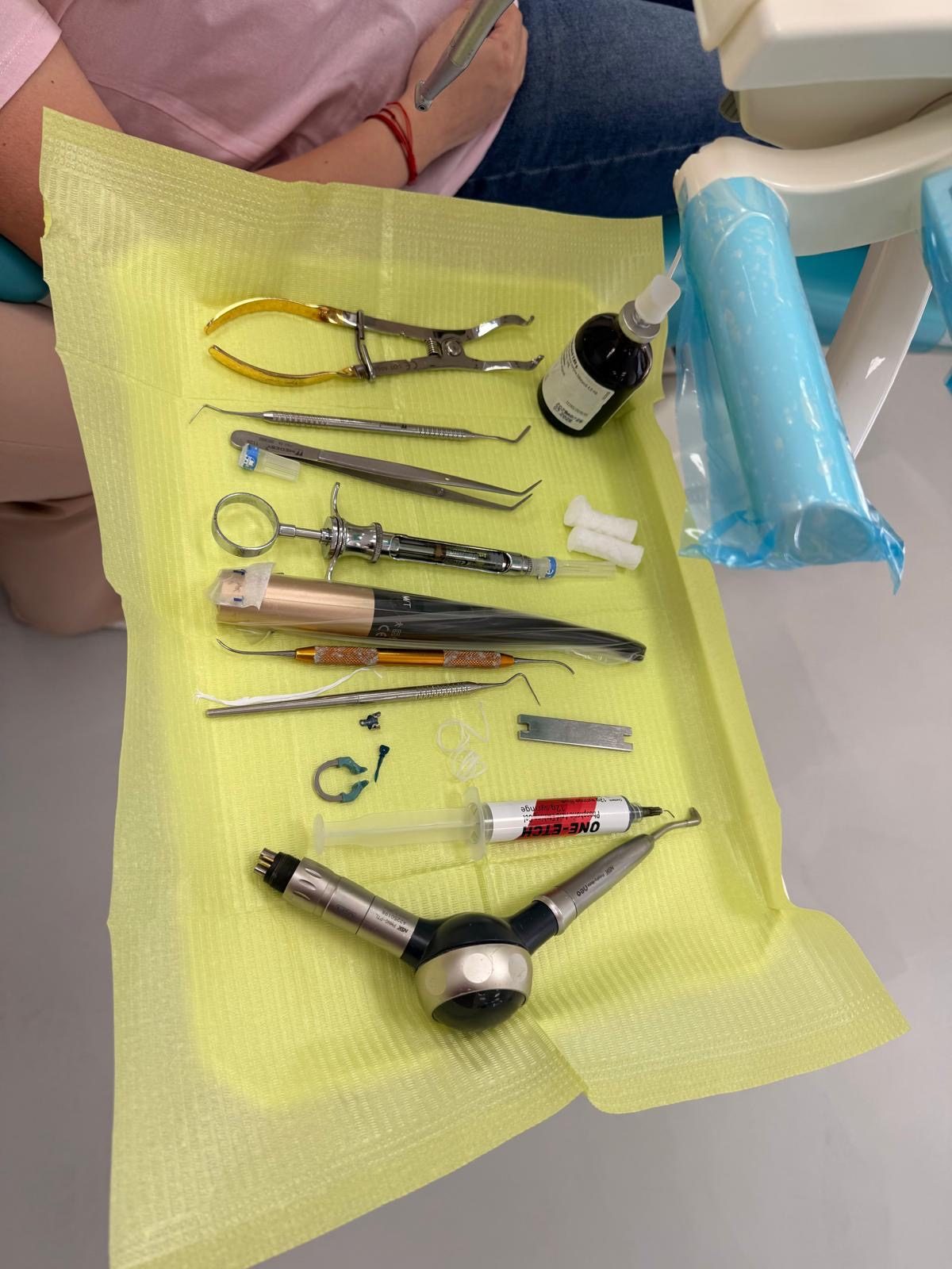 Instrumentar dentar steril pregătit pentru tratament
